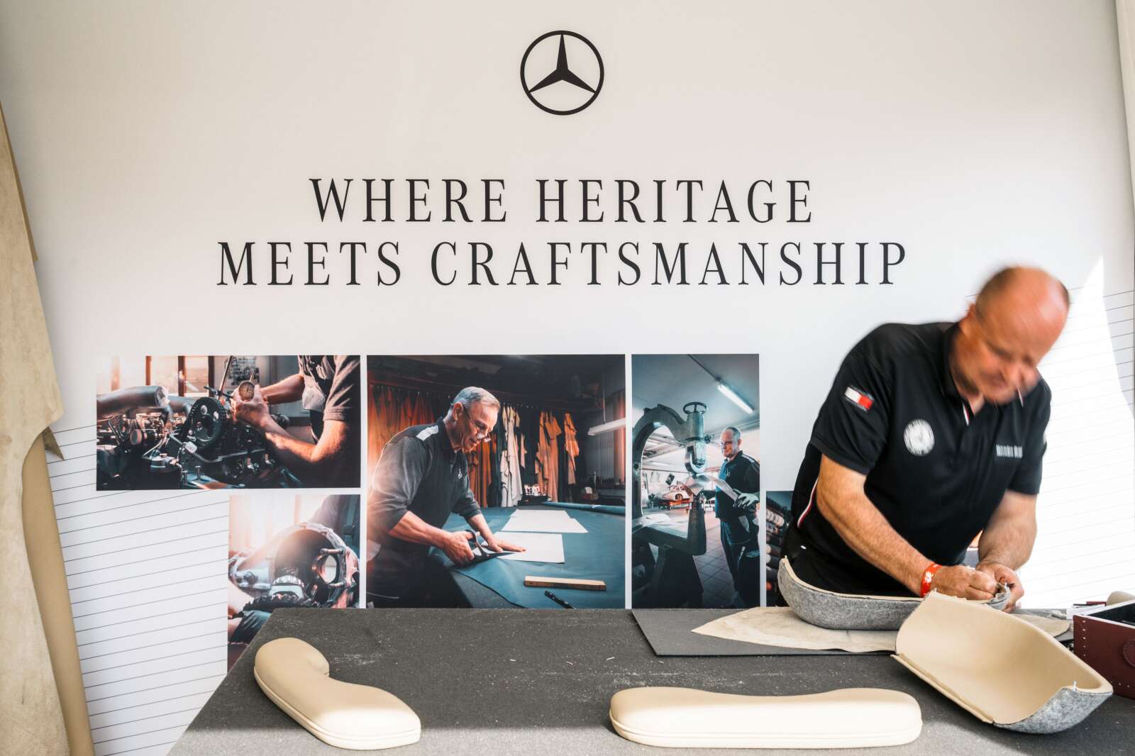 Sattlerarbeiten am Sitz eines Mercedes-Benz 300 SL (W 198)