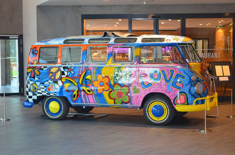 VW Bulli T1 mit Hippie Bemalung