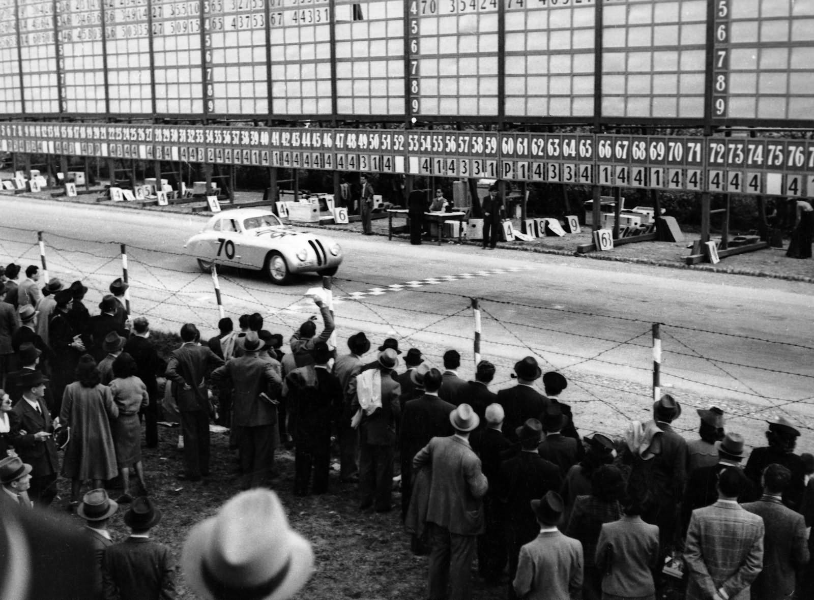 Rennfahrer Fritz Huschke von Hanstein gewinnt 1940 die Mille Miglia